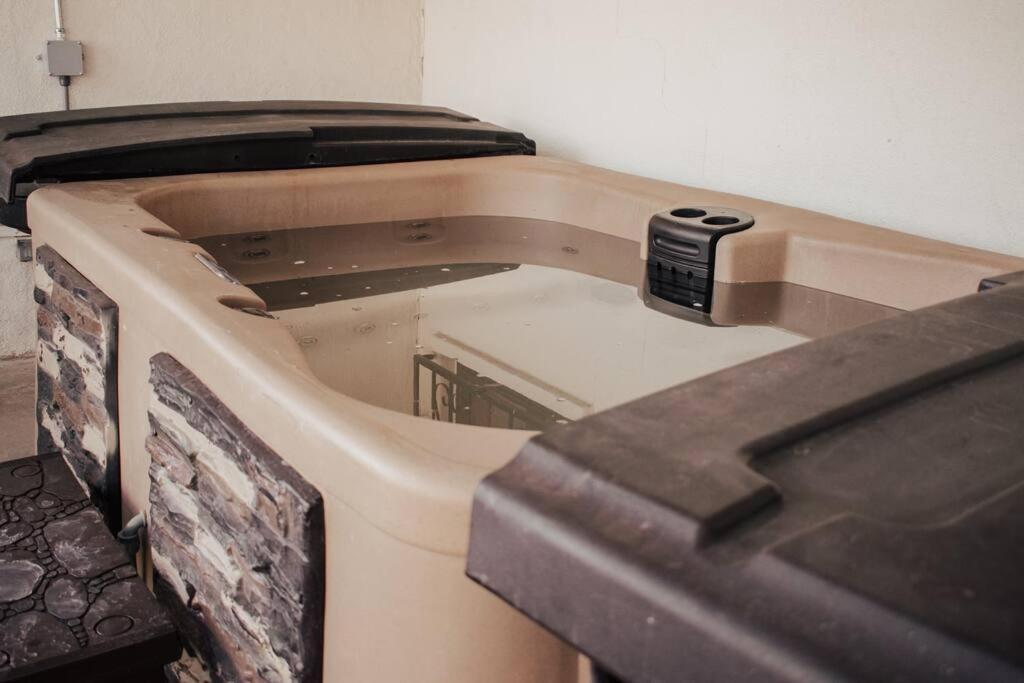 Casa Charleston-3Br-2Bath-Hot Tub-Pet Friendly-No Pet Fees! Villa Albuquerque Bagian luar foto